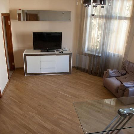Two Bedroom Apartment With Balcony Kijev Kültér fotó