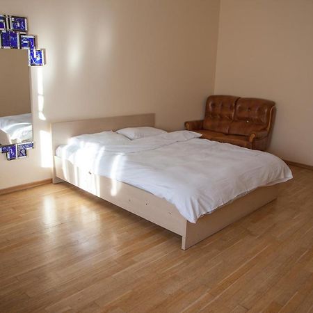 Two Bedroom Apartment With Balcony Kijev Kültér fotó