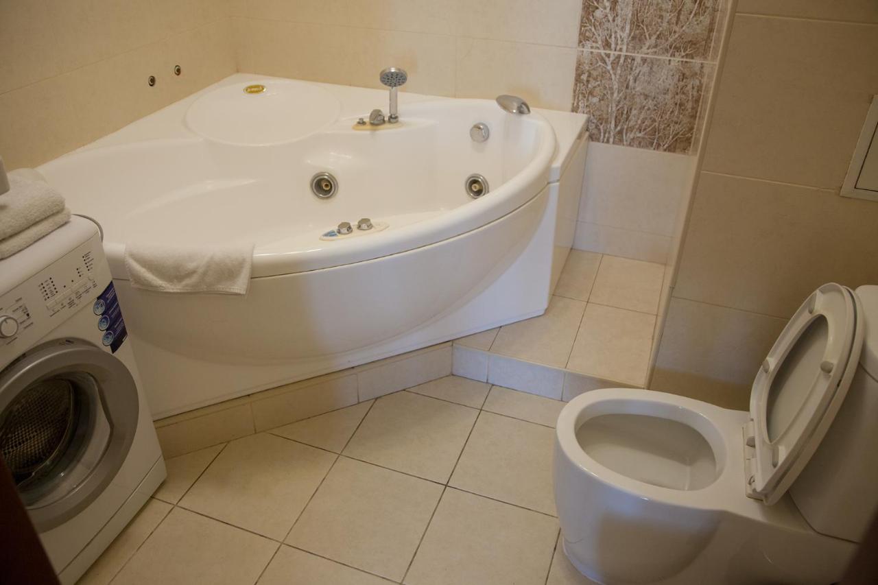 Two Bedroom Apartment With Balcony Kijev Kültér fotó