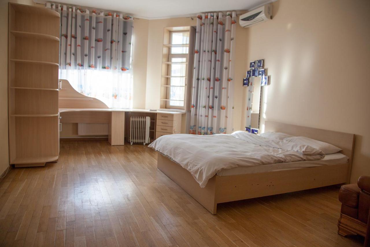 Two Bedroom Apartment With Balcony Kijev Kültér fotó