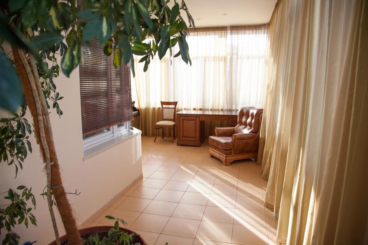 Two Bedroom Apartment With Balcony Kijev Kültér fotó