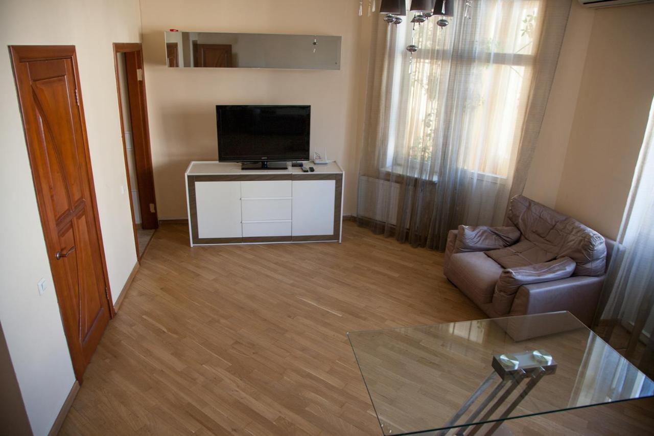 Two Bedroom Apartment With Balcony Kijev Kültér fotó