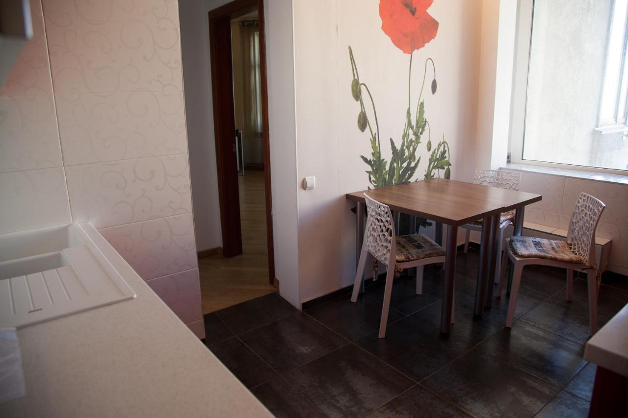 Two Bedroom Apartment With Balcony Kijev Kültér fotó