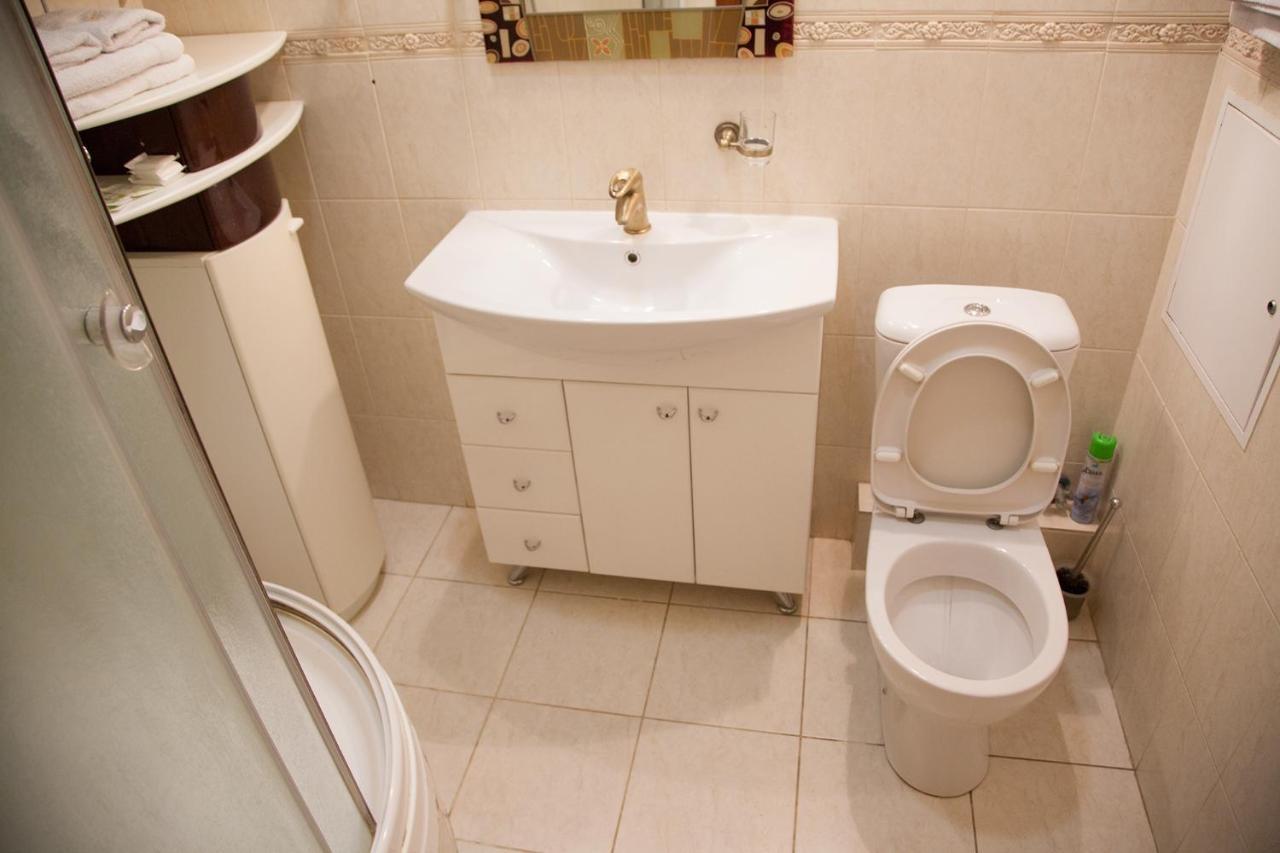 Two Bedroom Apartment With Balcony Kijev Kültér fotó