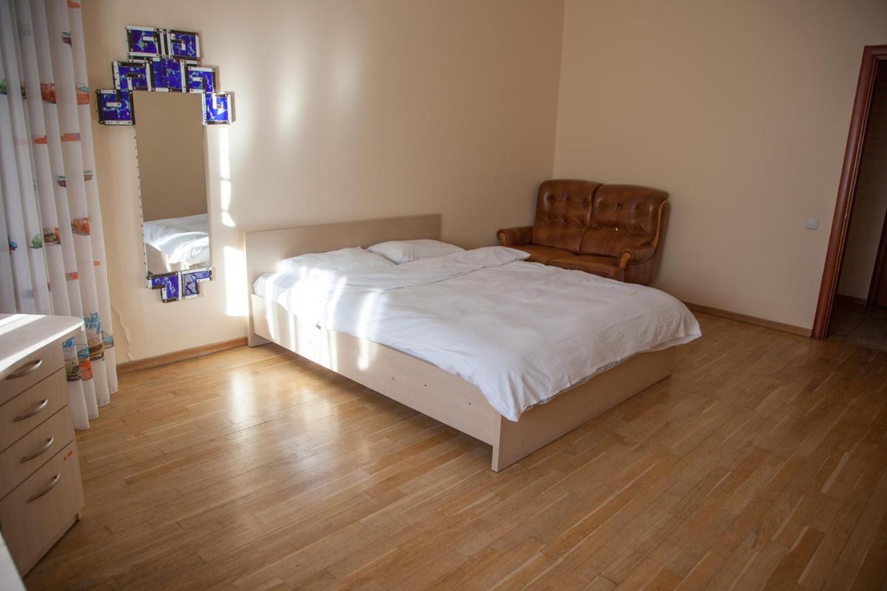 Two Bedroom Apartment With Balcony Kijev Kültér fotó