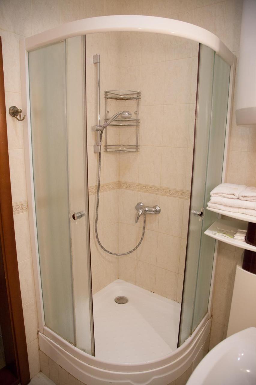 Two Bedroom Apartment With Balcony Kijev Kültér fotó