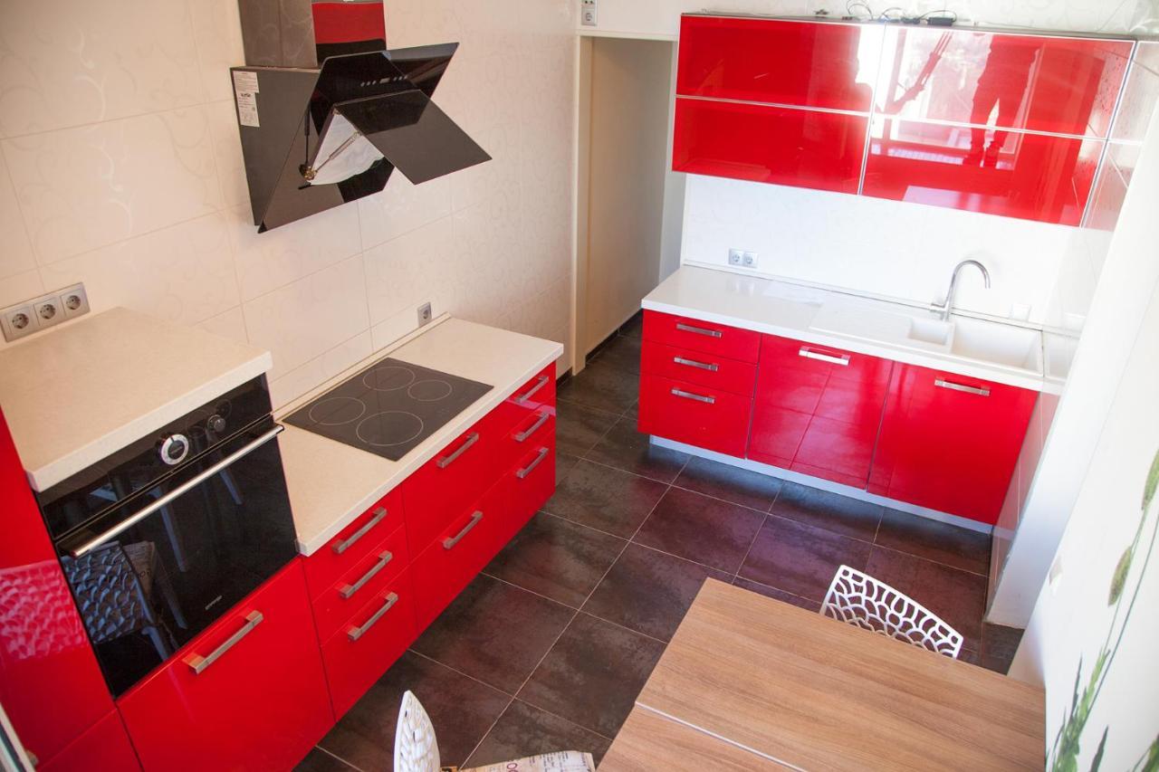 Two Bedroom Apartment With Balcony Kijev Kültér fotó