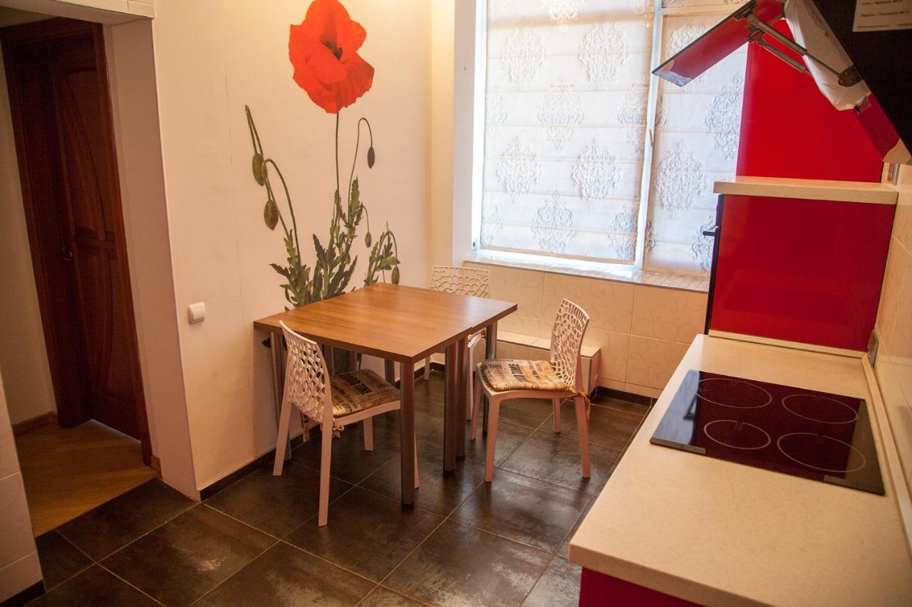 Two Bedroom Apartment With Balcony Kijev Kültér fotó