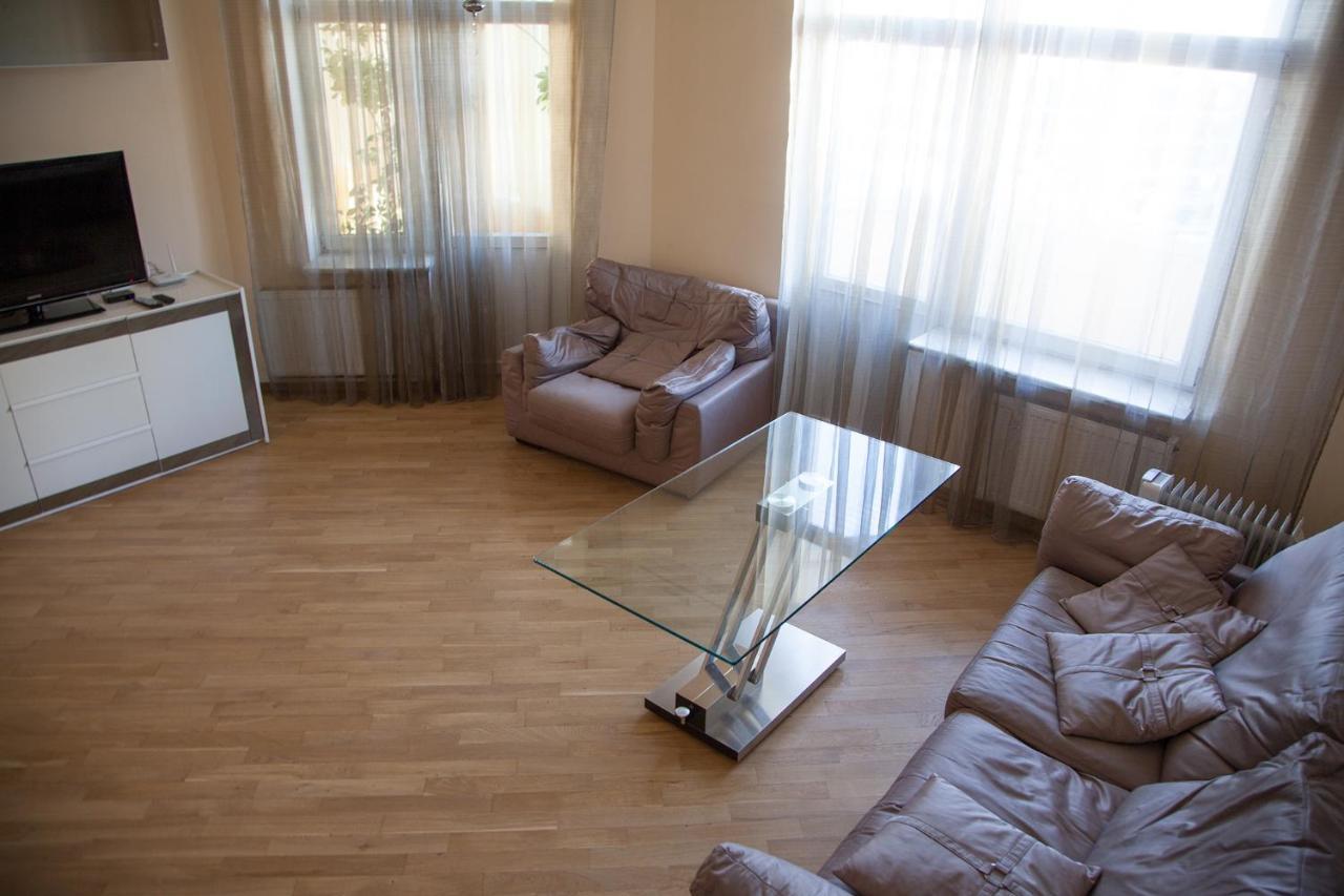Two Bedroom Apartment With Balcony Kijev Kültér fotó