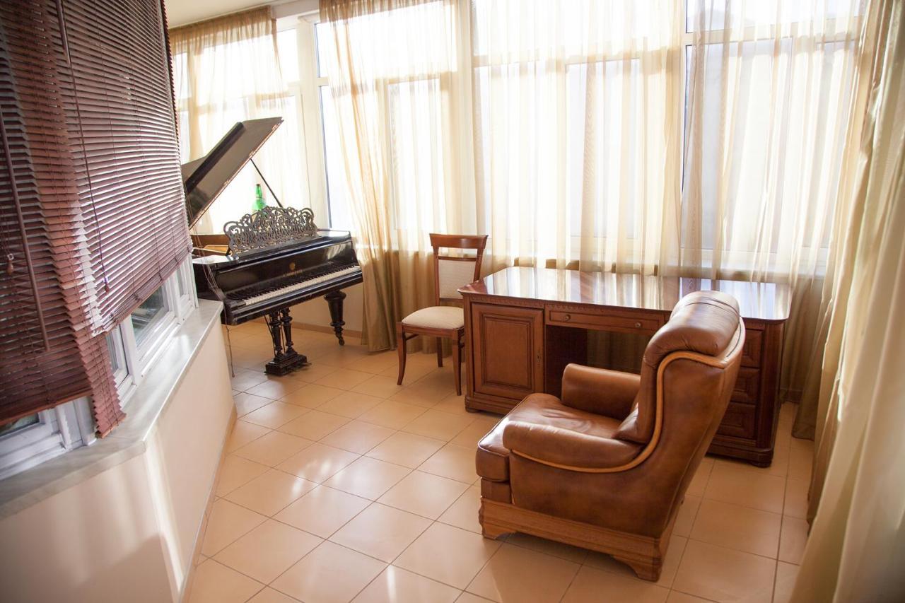 Two Bedroom Apartment With Balcony Kijev Kültér fotó
