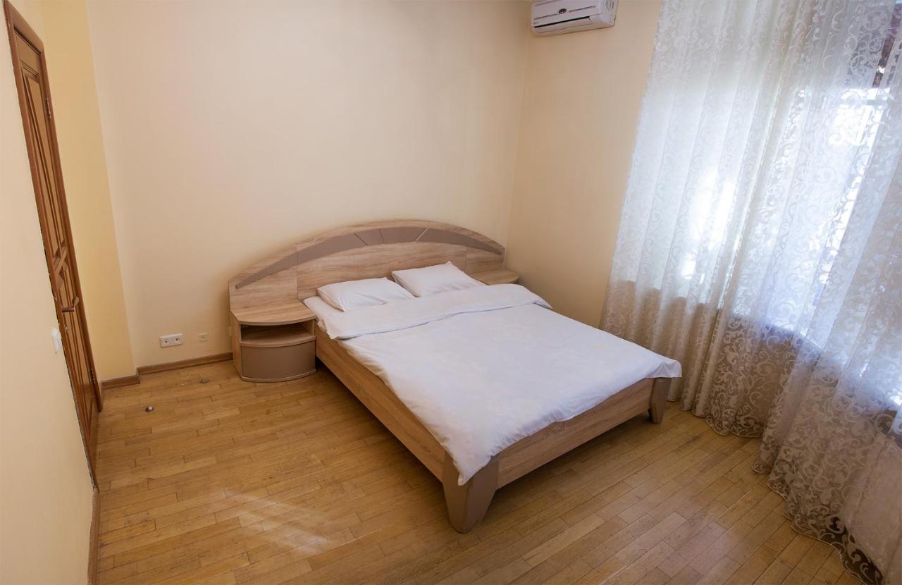 Two Bedroom Apartment With Balcony Kijev Kültér fotó