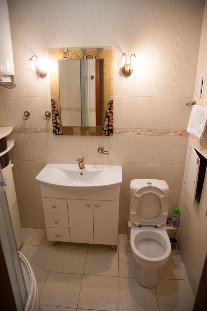 Two Bedroom Apartment With Balcony Kijev Kültér fotó