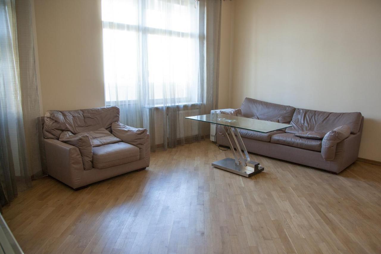 Two Bedroom Apartment With Balcony Kijev Kültér fotó