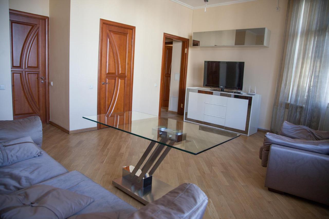 Two Bedroom Apartment With Balcony Kijev Kültér fotó